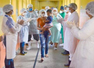 Boa Notícia! Criança de 1 anos e 4 meses foi curado do Covid-19 e é aplaudido como grande VITORIOSO pela equipe médica Boa Notícia! Criança de 1 anos e 4 meses foi curado do Covid-19 e é aplaudido como grande VITORIOSO pela equipe médica