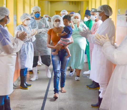 Boa Notícia! Criança de 1 anos e 4 meses foi curado do Covid-19 e é aplaudido como grande VITORIOSO pela equipe médica