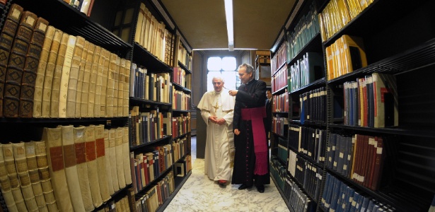 papa bento xvi caminha nos corredores da biblioteca vaticana 1451983746622 615x300 - Ótima notícia! A biblioteca do Vaticano foi digitalizada e está online!