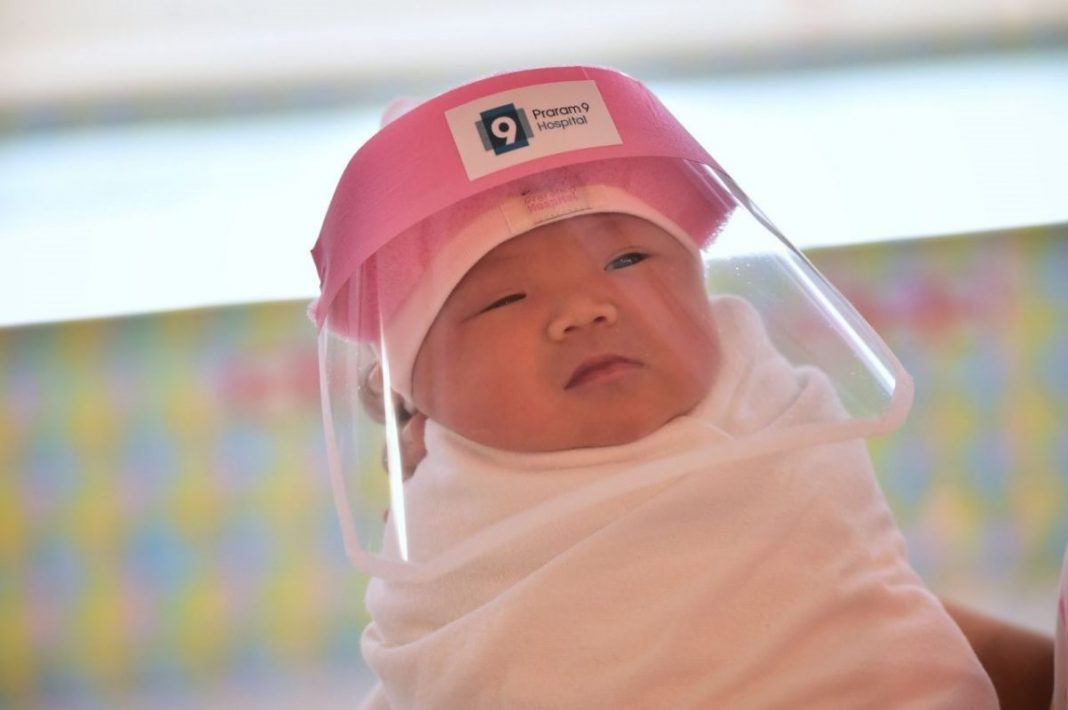 Bebês ganham máscaras de proteção facial em maternidade na Tailândia