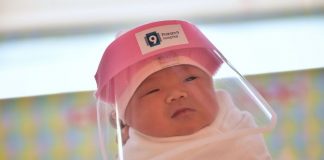 Bebês ganham máscaras de proteção facial em maternidade na Tailândia