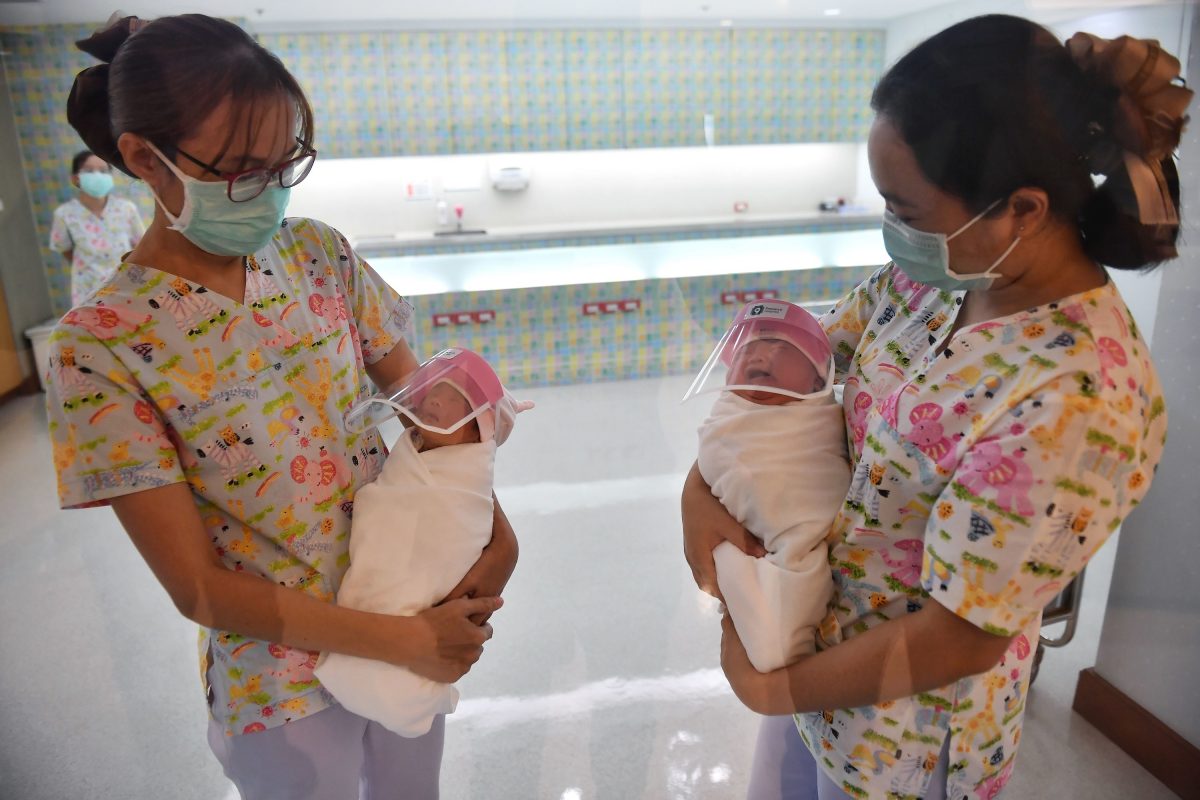 protetoresbebes3 scaled 1 - Bebês ganham máscaras de proteção facial em maternidade na Tailândia