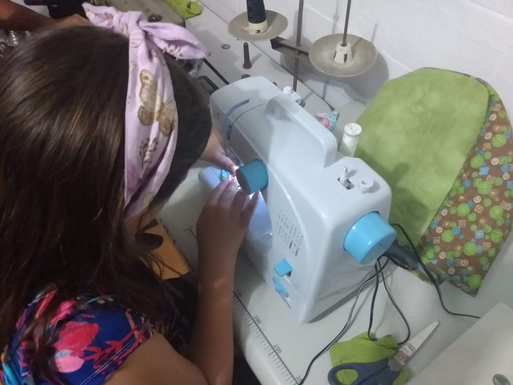 sensivel-mente.com - Menina de 9 anos costura máscaras e doa aos moradores de rua. Um exemplo a ser seguido