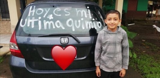“Hoje é minha última quimioterapia”: criança venceu o câncer e comemorou com frase no carro!