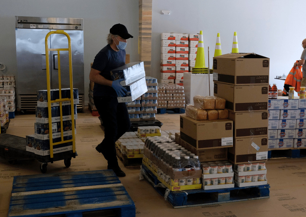 sensivel-mente.com - Jon Bom Jovi e sua esposa montaram um grande banco de alimentos para ajudar fam&iacute;lias carentes durante a pandemia