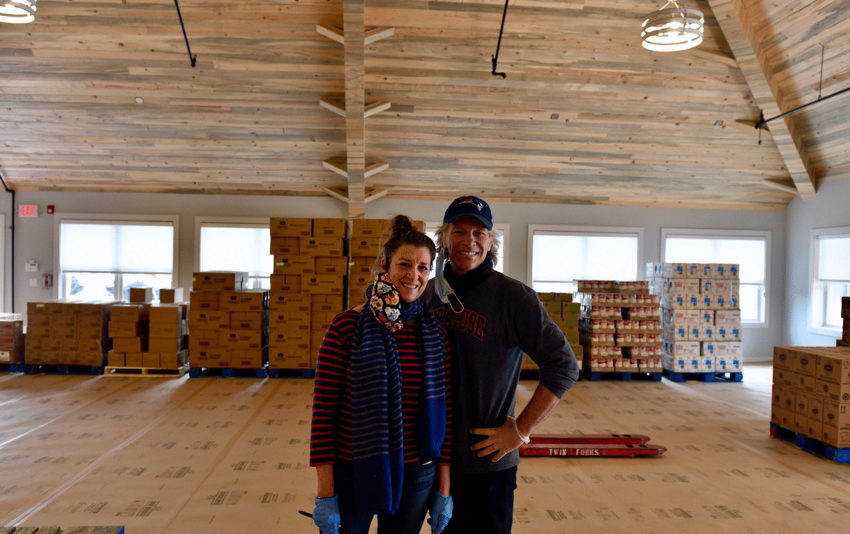 sensivel-mente.com - Jon Bom Jovi e sua esposa montaram um grande banco de alimentos para ajudar fam&iacute;lias carentes durante a pandemia