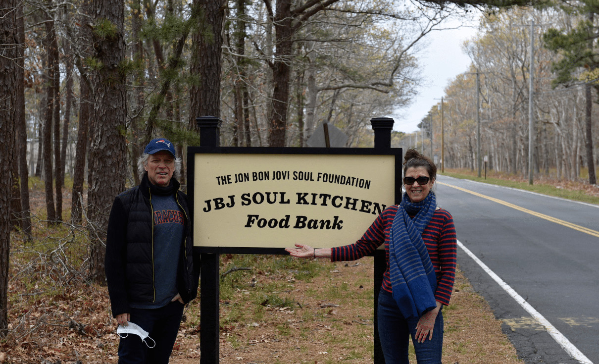 sensivel-mente.com - Jon Bom Jovi e sua esposa montaram um grande banco de alimentos para ajudar fam&iacute;lias carentes durante a pandemia