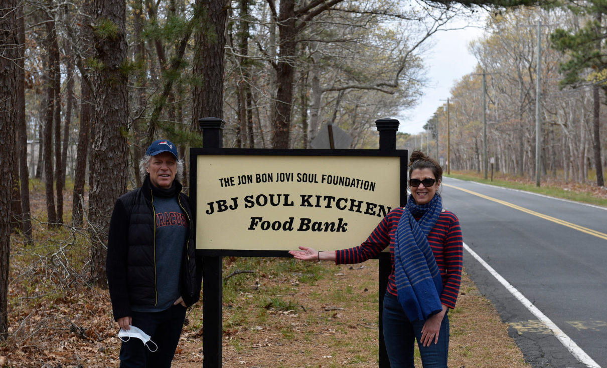 sensivel-mente.com - Jon Bom Jovi e sua esposa montaram um grande banco de alimentos para ajudar famílias carentes durante a pandemia