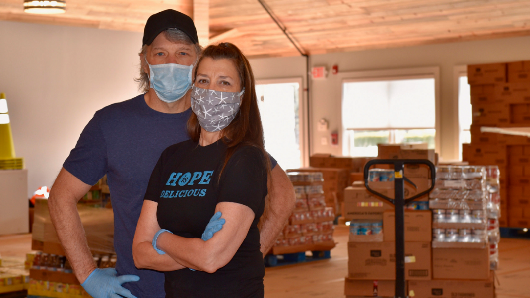 Jon Bom Jovi e sua esposa montaram um grande banco de alimentos para ajudar famílias carentes durante a pandemia