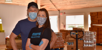 Jon Bom Jovi e sua esposa montaram um grande banco de alimentos para ajudar famílias carentes durante a pandemia