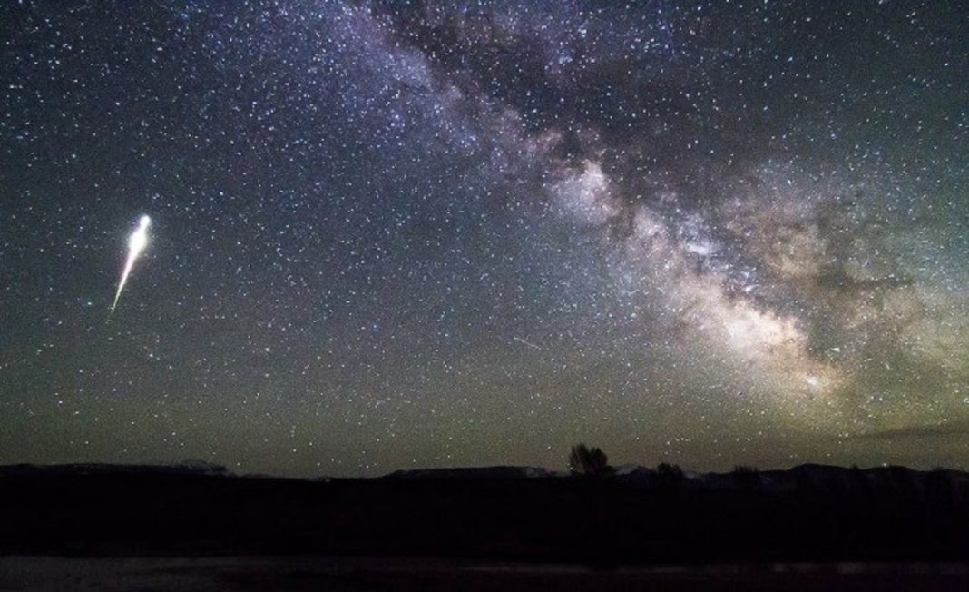 Nesta madrugada, entre terça e quarta-feira, acontecerá uma chuva de estrelas cadentes: vindas do cometa Halley