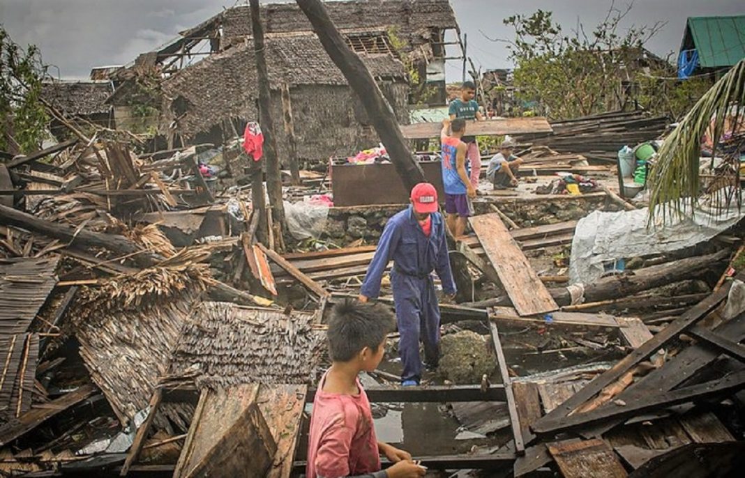Tufão sacode as Filipinas e leva mais de 140.000 pessoas a se protegerem em abrigos