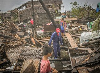 Tufão sacode as Filipinas e leva mais de 140.000 pessoas a se protegerem em abrigos