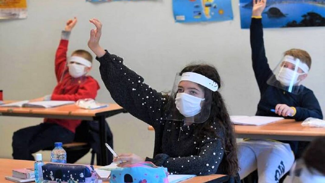 Uma semana após voltarem às aulas, 70 escolas na França são fechadas devido ao contágio da Covid-19