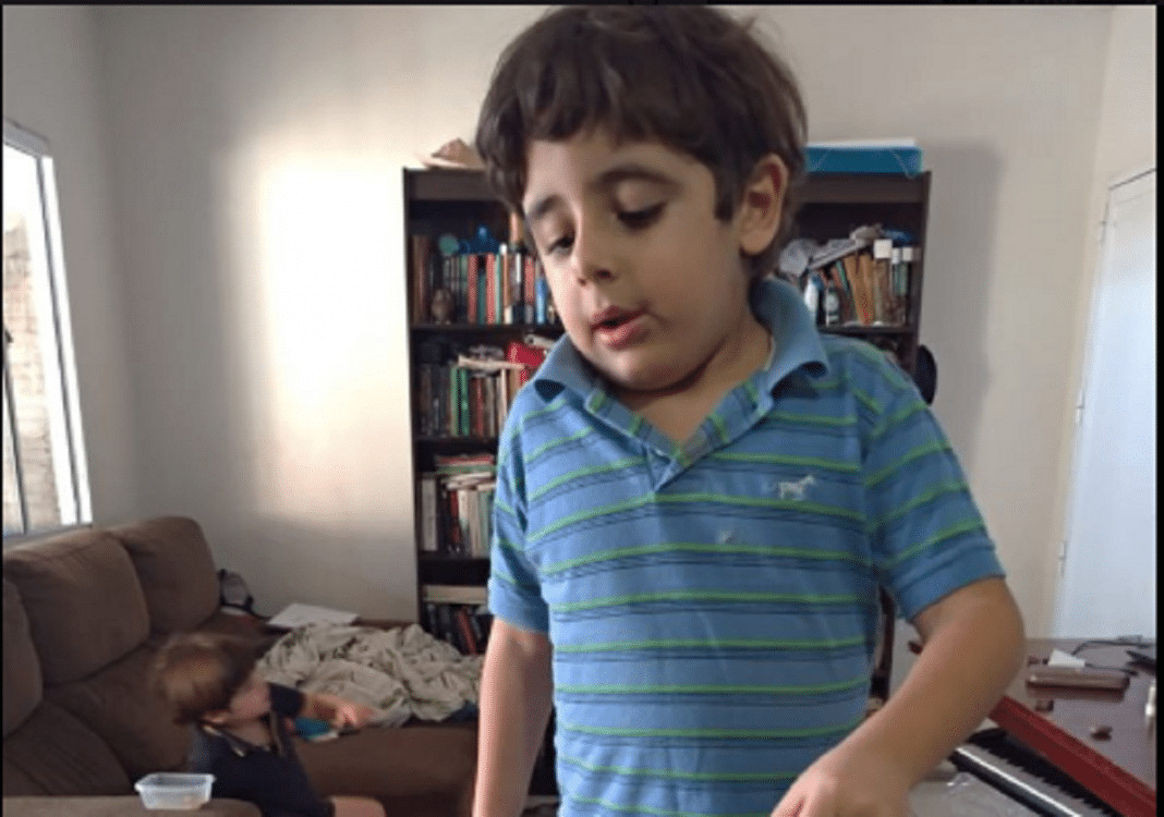 Mãe de uma criança autista faz um relato emocionante sobre atitudes de seu filho que foi dormir chorando no seu aniversário