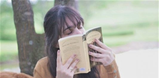 Você gosta de cheirar seus livros também? Provavelmente o motivo esteja na…química!