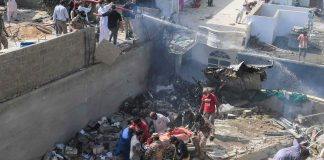 Avião com 107 passageiros  cai em zona residencial no Paquistão