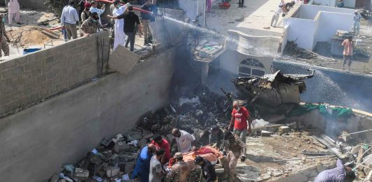 Avião com 107 passageiros cai em zona residencial no Paquistão Queda de avião no Paquistão