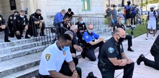 Um gesto inesperado dos policiais americanos tem mudado o clima de protestos nos EUA