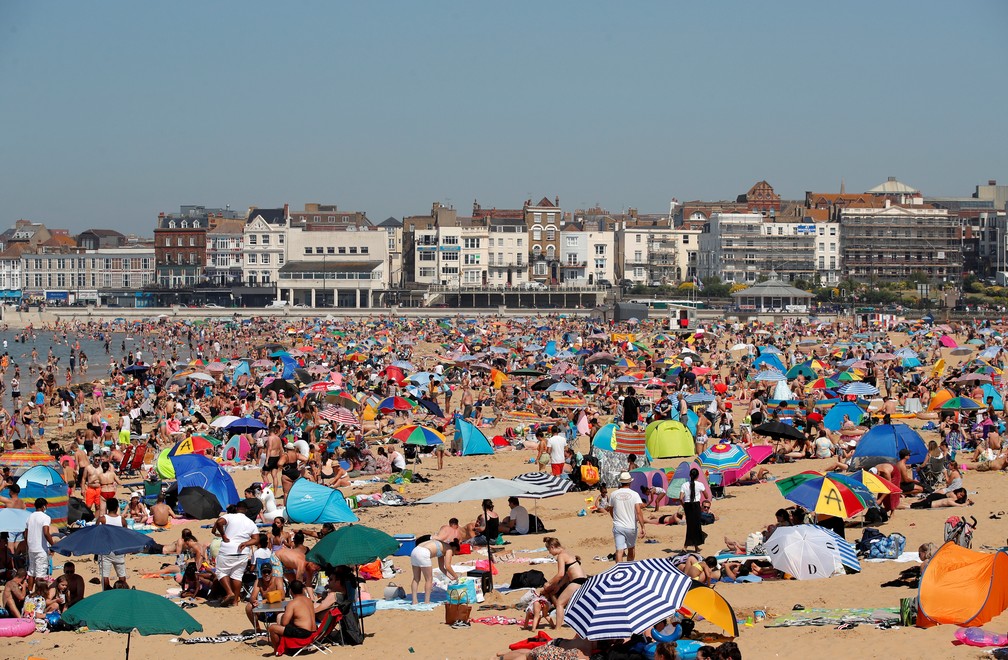 sensivel-mente.com - Ingleses lotam as praias em dia de sol; governo “teme” 2ª onda da Covid-19