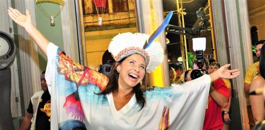 Fafá de Belém espantou a depressão da pandemia ao receber uma ligação de sua netinha, assista a entrevista