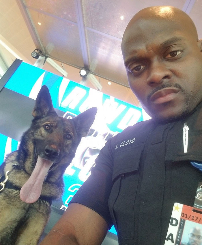 sensivel-mente.com - Policial tirando selfies com seu cão encanta a todos