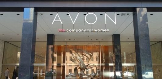Avon demitiu executiva que tinha uma empregada idosa em condições semelhantes à escravidão
