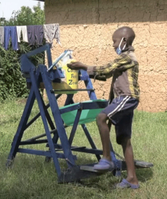 sensivel-mente.com - Menino queniano de 9 anos produziu uma m&aacute;quina de lavar as m&atilde;os e foi premiado no Qu&ecirc;nia.
