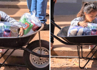 A felicidade da menina ao receber uma cesta básica, ela abraça e olha detalhadamente tudo que tem dentro