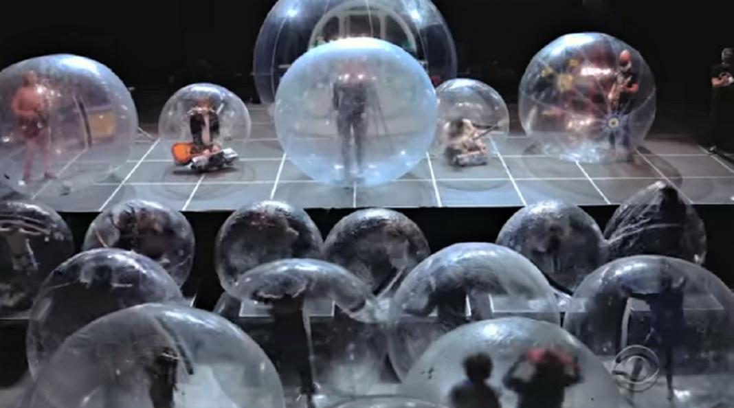Banda faz show nos Estados Unidos com o público dentro de bolhas plásticas gigantes, assim evitam a disseminação da covid-19.
