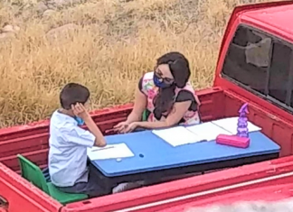 Professora transforma seu carro em mini sala de aula móvel e orienta seus alunos individualmente