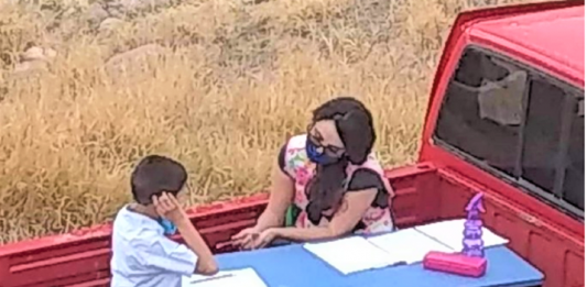 Professora transforma seu carro em mini sala de aula móvel e orienta seus alunos individualmente