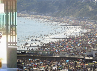 Ingleses lotam as praias em dia de sol; governo “teme” 2ª onda da Covid-19