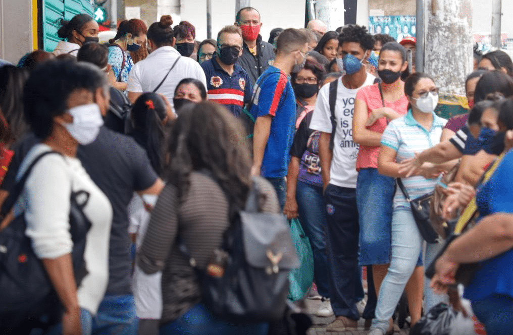“Deus nos acuda”, reabertura do comércio em São Paulo leva multidões às ruas. sensivel-mente.com - “Deus nos acuda”, reabertura do comércio em São Paulo leva multidões às ruas.