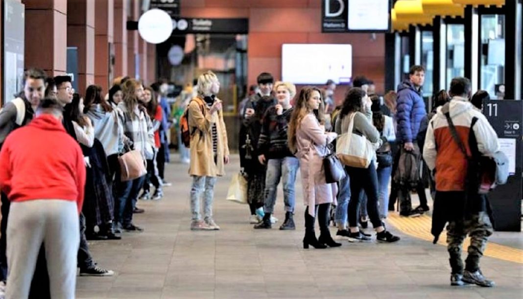 Na Nova Zelândia é só alegria, voltam os abraços, as compras, mãos dadas: é o desconfinamento