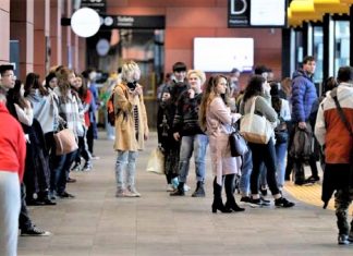 Na Nova Zelândia é só alegria, voltam os abraços, as compras, mãos dadas: é o desconfinamento