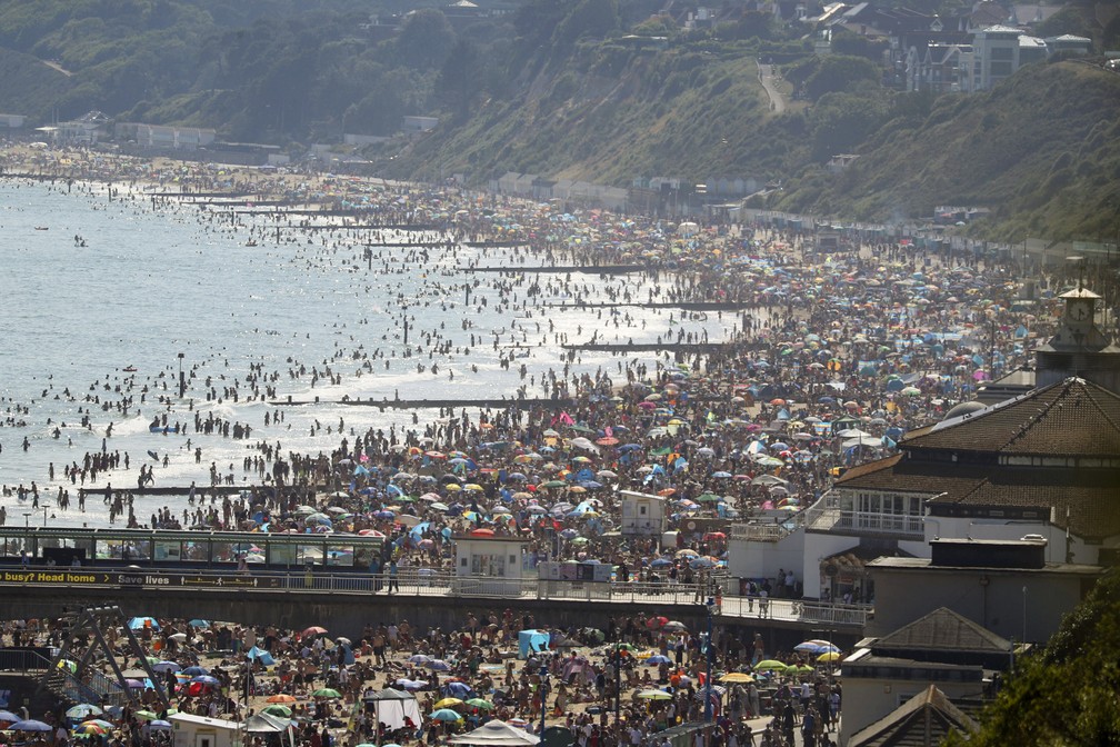 sensivel-mente.com - Ingleses lotam as praias em dia de sol; governo “teme” 2ª onda da Covid-19