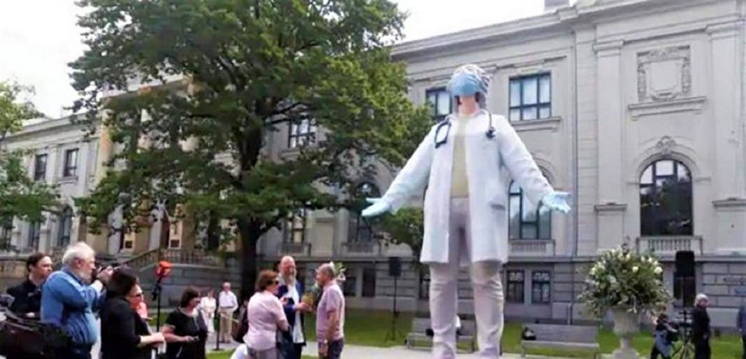 País ergue estátua, uma bela homenagem aos profissionais de saúde que vivem lutando contra a pandemia
