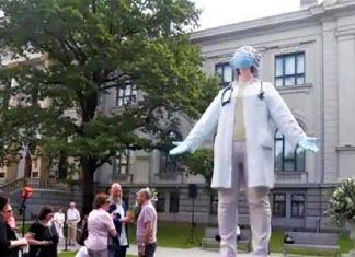 País ergue estátua, uma bela homenagem aos profissionais de saúde que vivem lutando contra a pandemia