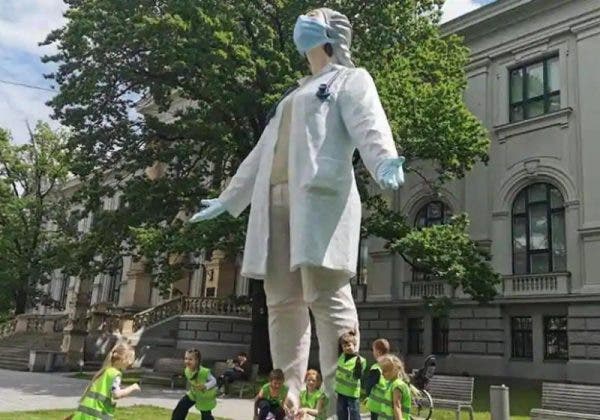 em homenagem aos profissionais de saude que lutam na pandemia pais ergue estatua2 1 - País ergue estátua, uma bela homenagem aos profissionais de saúde que vivem lutando contra a pandemia