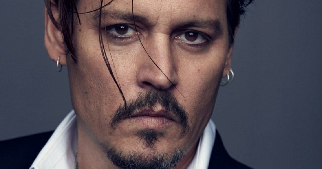 Johnny Depp visita virtualmente crianças internadas em hospital fantasiado de Jack Sparrow.