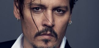 Johnny Depp visita virtualmente crianças internadas em hospital fantasiado de Jack Sparrow.