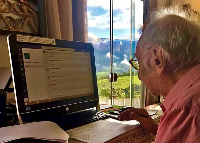 1590170946499 - Universitário com 92 anos se adaptou à internet  para assistir aula online durante a pandemia