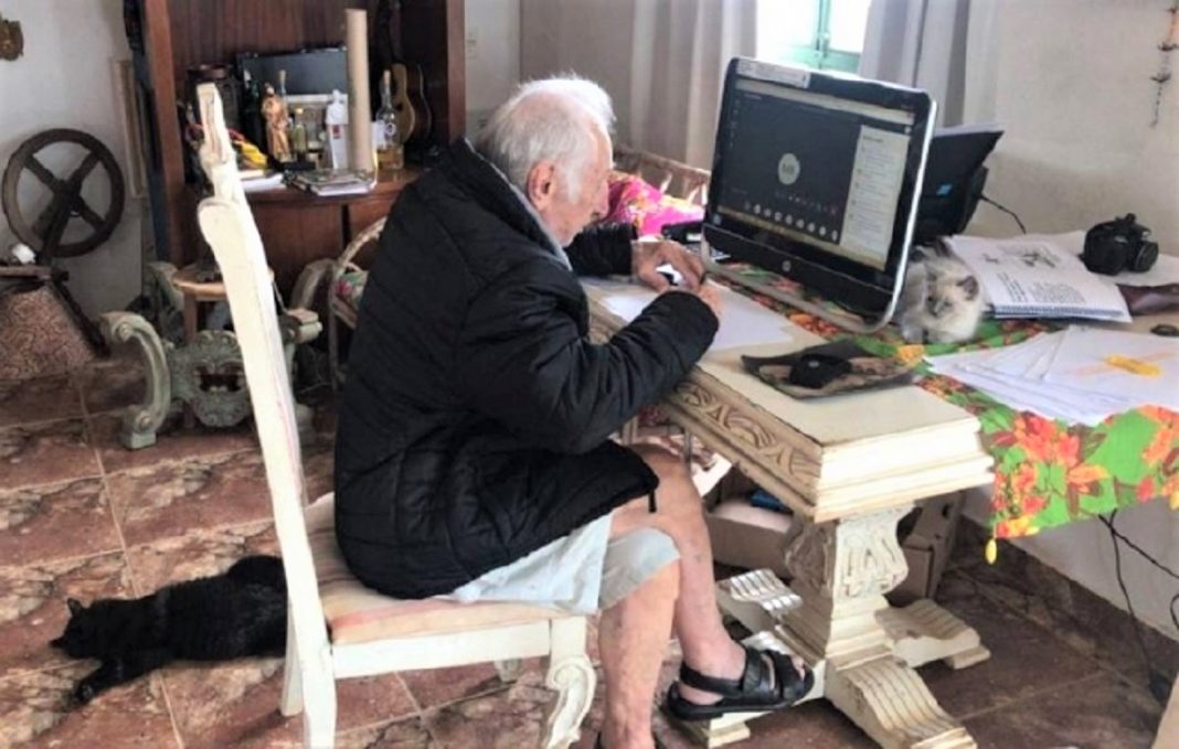 Universitário com 92 anos se adaptou à internet  para assistir aula online durante a pandemia