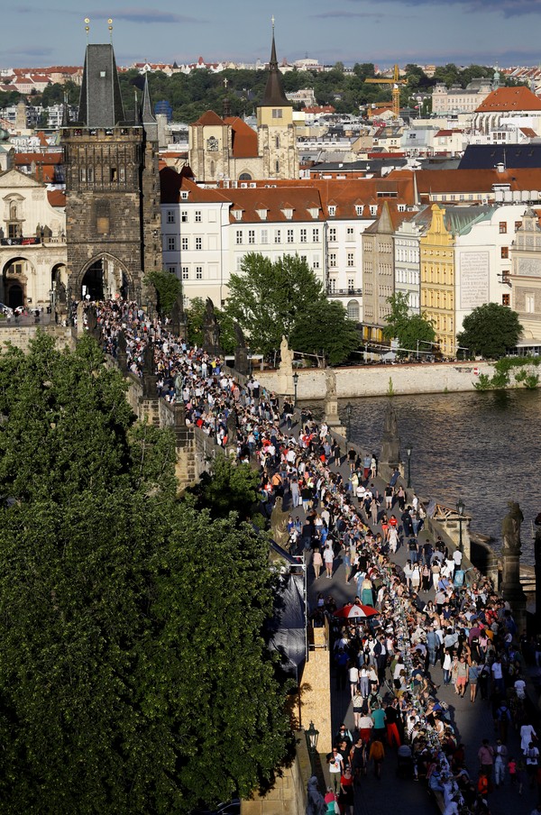 sensivel-mente.com - Cidadãos de Praga comemoram o fim da quarentena com jantar em mesa gigantesca