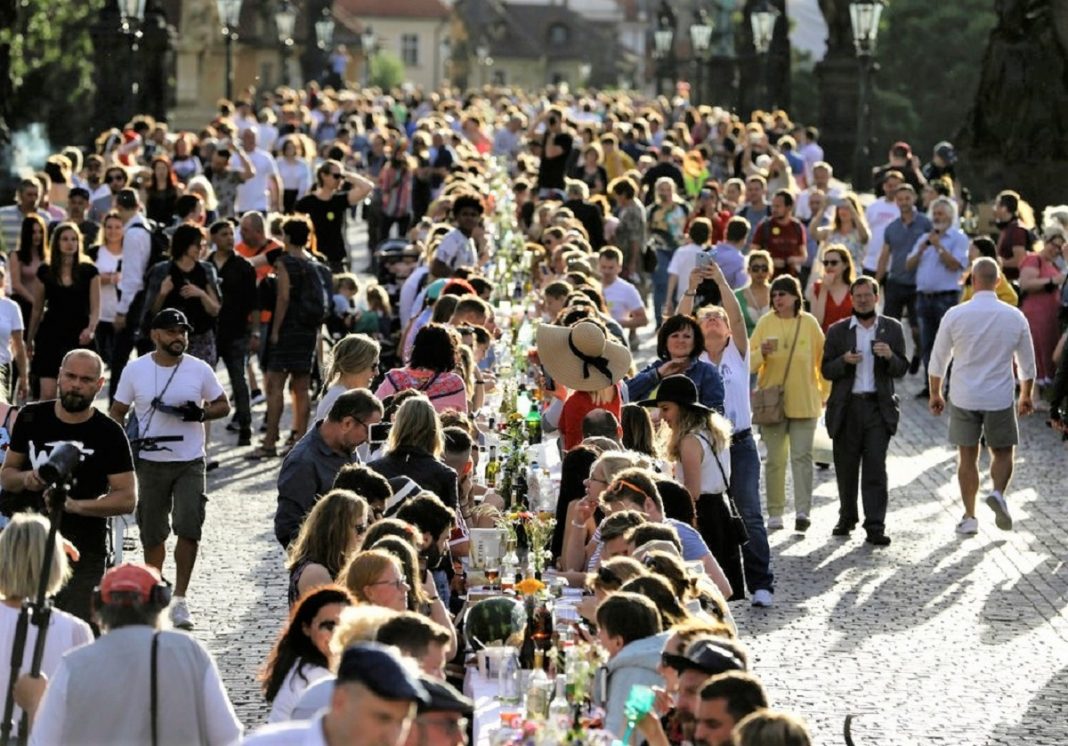 Cidadãos de Praga comemoram o fim da quarentena com jantar em mesa gigantesca