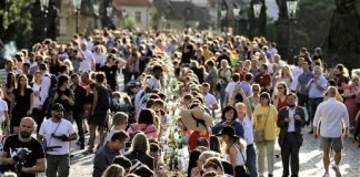 Cidadãos de Praga comemoram o fim da quarentena com jantar em mesa gigantesca