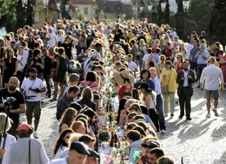 Cidadãos de Praga comemoram o fim da quarentena com jantar em mesa gigantesca