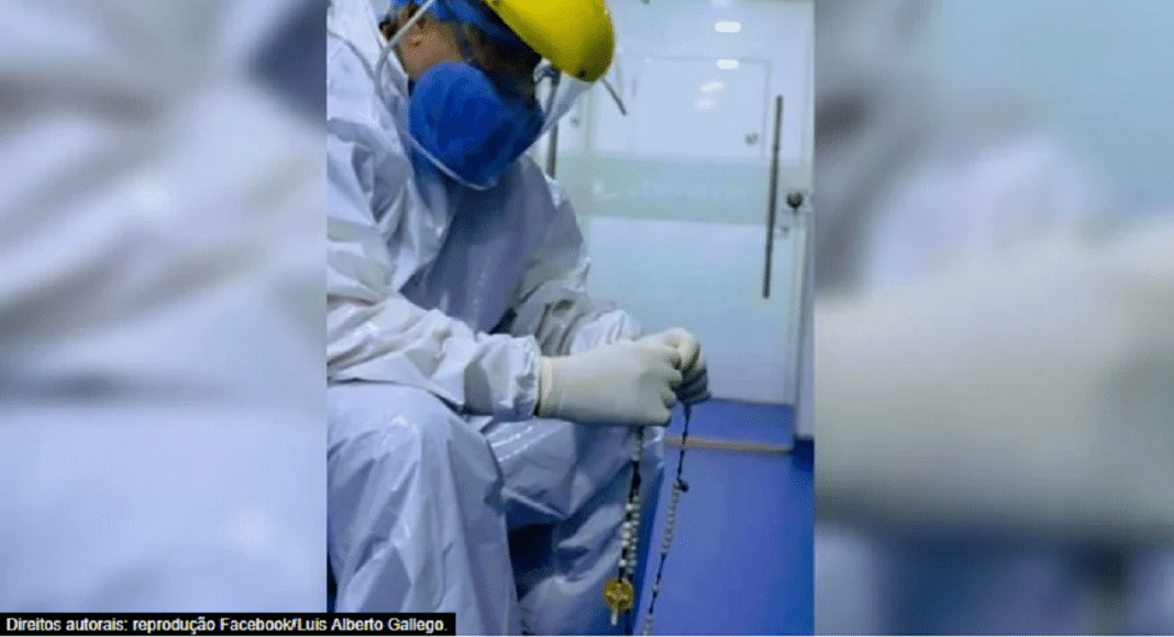 Rezando com o terço nas mãos, médico é visto pedindo a Deus pelos pacientes doentes. Ele encontrou forças na sua fé