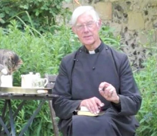 Gato bebe o leite na xícara do padre, durante live ao vivo e se torna POP STAR